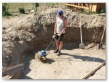 Bodenhacke im Einsatz .. irgendwie muss es doch zu schaffen sein noch 10cm abzukratzen....