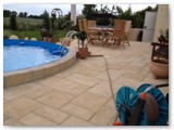 Restliche Steine an der Terrassenseite am Pool verbaut